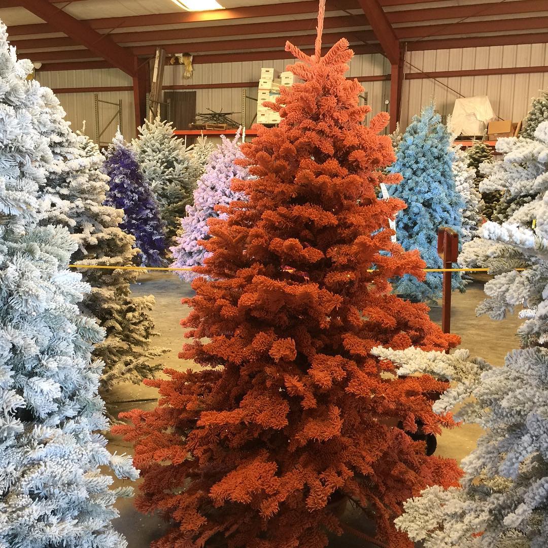Barevné vánoční stromky budou trendy letošního roku