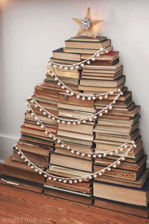 Nádherný vánoční stromek z vlastní oblíbené knihovny