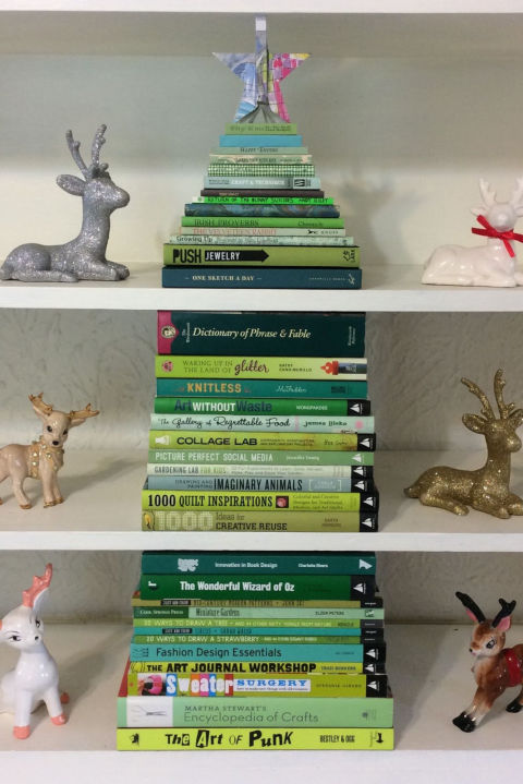 Nádherný vánoční stromek z vlastní oblíbené knihovny