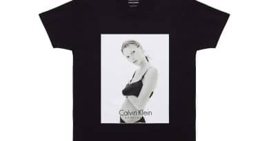 Značka Calvin Klein vydala trička s fotografii Kate Moss