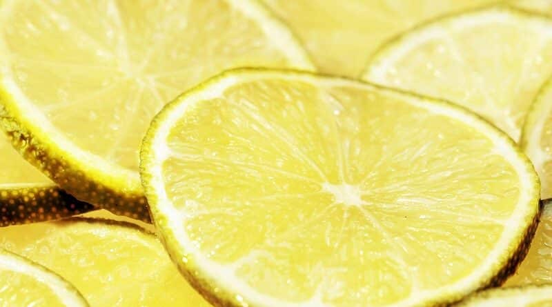 Hlavní výhody pití citronové vody pro detoxikaci těla a pleti