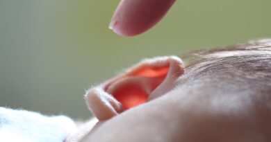 Čištění ušního mazu z uší vašeho dítěte a co byste měli vědět