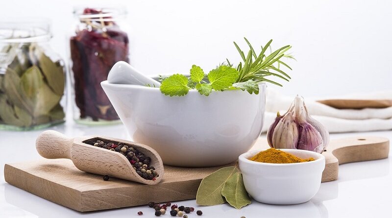 12 přírodních bylinek a koření co pomohou snížit krevní tlak