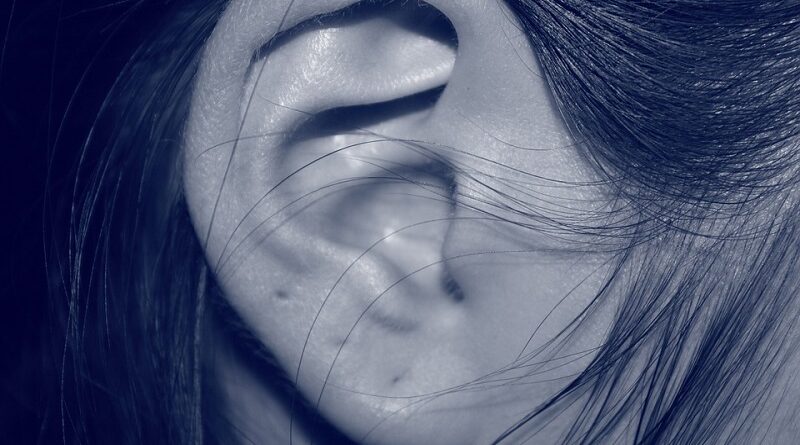 Strupy v uchu: Nejčastější příčiny a způsoby léčby strupů