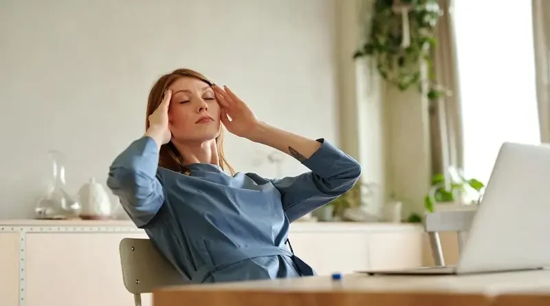 Motá se mi hlava a je mi na zvracení – co to způsobuje?