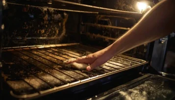 Jak vyčistit hodně špinavou troubu? Osvědčené tipy a triky