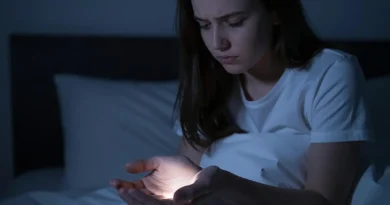 Brnění rukou v noci – žena se probouzí s necitlivou rukou v posteli