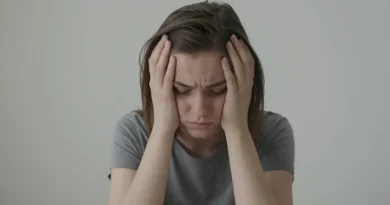 žena trpící únavou jako příznak nedostatku vitamínu B12