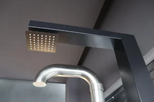 Solární sprchy: Užijte si luxus teplé vody na zahradě zcela zdarma